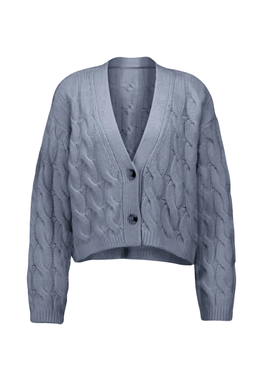 Hellblaue, zopfgestrickte Kaschmir Strickjacke von Princess Goes Hollywood mit V-Ausschnitt, zwei schwarzen Knöpfen, langen Ärmeln, tailliertem Schnitt und auffälliger Zopfmusterstruktur an Körper und Ärmeln.