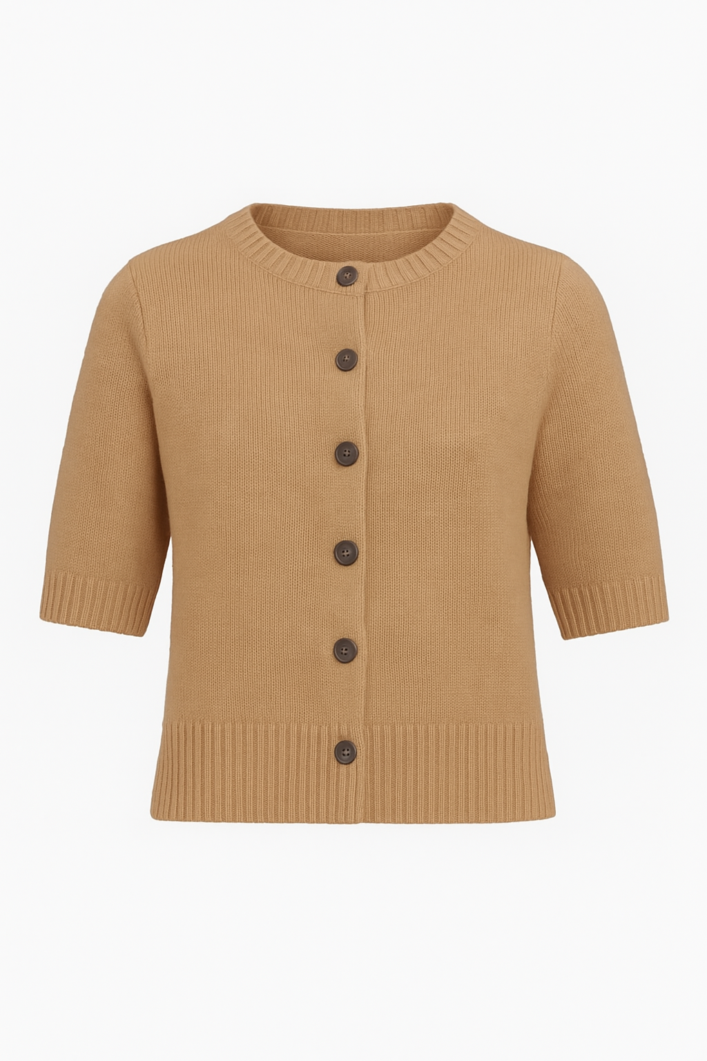 Ein hellbrauner Princess Goes Hollywood Kaschmir Strickpullover mit kurzen Ärmeln, geripptem Rundhalsausschnitt, Saum und Manschetten, fünf dunkelbraunen Knöpfen auf der Vorderseite und kastenförmiger Passform, abgebildet auf einem schlichten weißen Hintergrund.