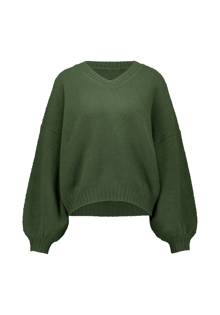 Locker geschnittener, waldgrüner Kaschmir Strickpullover von Princess Goes Hollywood mit V-Ausschnitt, überschnittenen Schultern, voluminösen Ballonärmeln, leicht angeschnittenem Saum und gerippten Bündchen. Abgebildet auf einem einfarbig weißen Hintergrund.