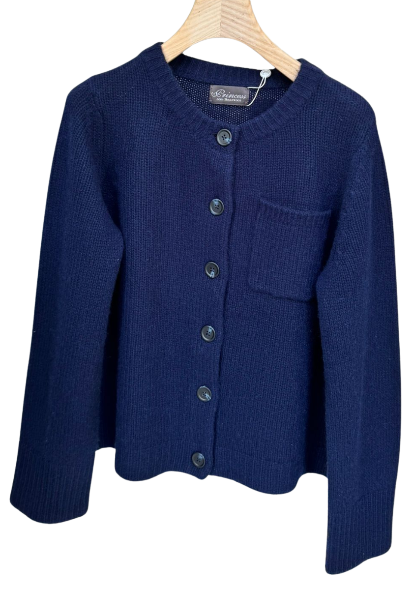 Eine marineblaue, langärmelige Kaschmir Strickjacke von Princess Goes Hollywood hängt an einem Holzbügel. Sie hat einen Rundhalsausschnitt, eine linke Brusttasche und dunkle Mittelknöpfe. Der Stoff wirkt weich und leicht strukturiert.