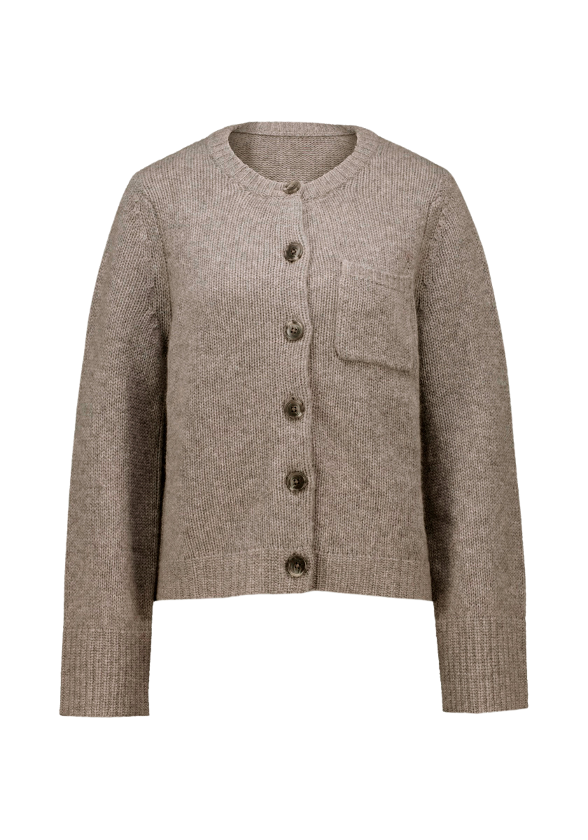 Eine beige Kaschmir Strickjacke von Princess Goes Hollywood mit langen Ärmeln, Rundhalsausschnitt, Knopfleiste, gerippten Bündchen und Saum sowie einer Brusttasche. Schlichtes, klassisches Design und leicht lockere Passform.