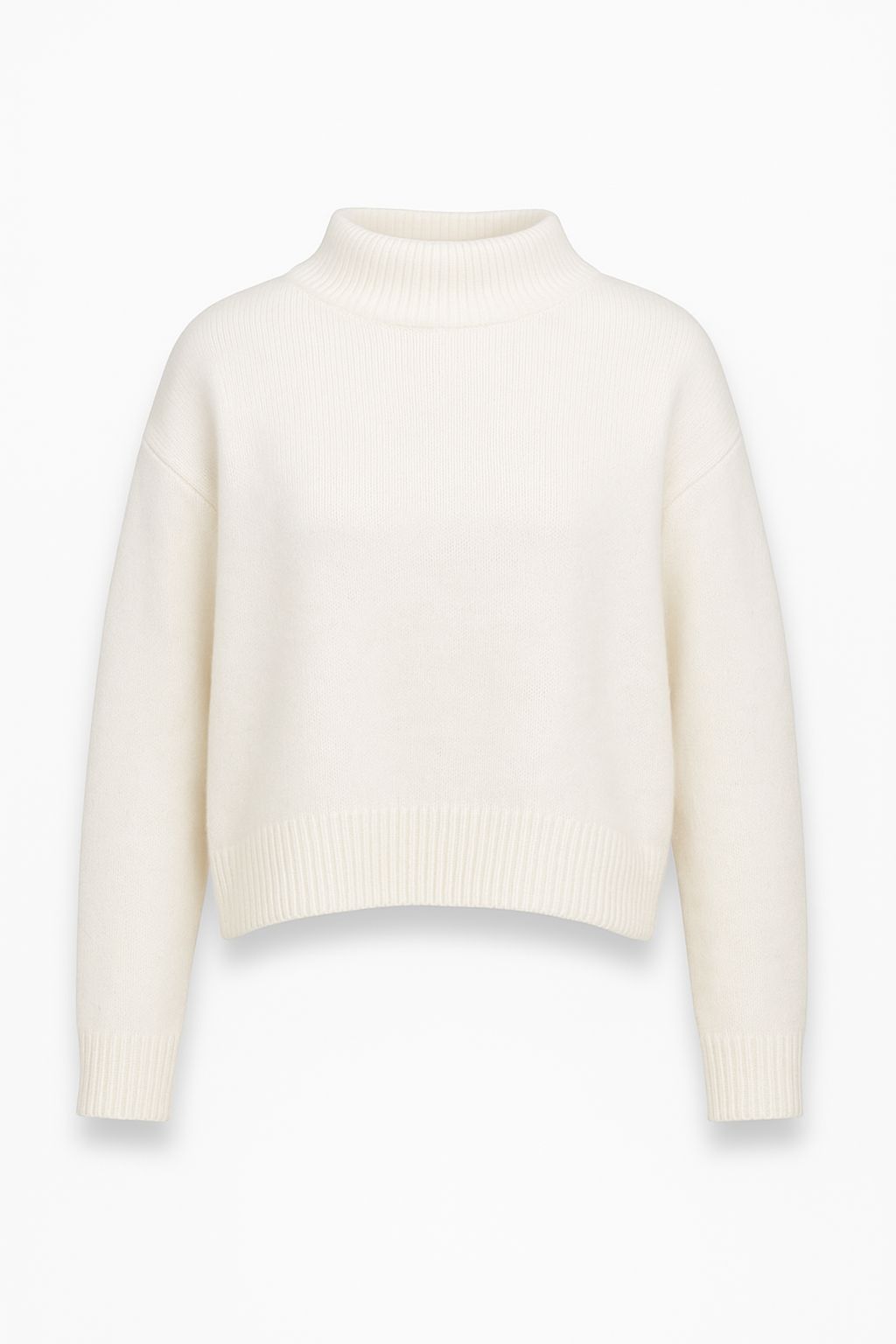 Ein schlichter, langärmeliger, cremefarbener Princess Goes Hollywood Kaschmir Strickpullover mit geripptem Stehkragen, Bündchen und Saum. Der Pullover hat eine lockere, leicht kastige Passform und ist ohne sichtbare Muster oder Verzierungen, abgebildet auf weißem Hintergrund.