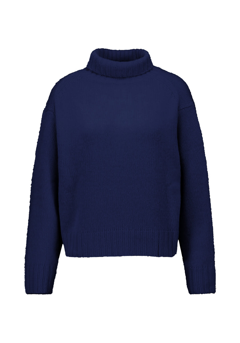 Ein schlichter, langärmeliger, marineblauer Strickpullover Damen von Princess Goes Hollywood mit geripptem Kragen, Manschetten und Saum. Dieser Kaschmir Rollkragenpullover hat eine lockere Passform, ein einfaches Design und keine Muster oder Logos, gezeigt auf einem weißen Hintergrund.