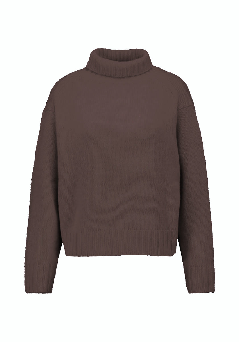Ein schlichter, langärmeliger, brauner Kaschmir-Rollkragenpullover von Princess Goes Hollywood wird auf weißem Hintergrund gezeigt. Dieser Damen Strickpullover hat eine lockere Passform mit gerippten Bündchen, Saum und Rollkragen, ohne Muster.