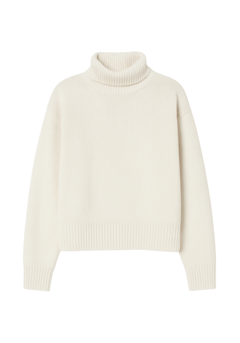 Ein cremefarbener Princess Goes Hollywood Kaschmir Rollkragenpullover für Damen mit langen Ärmeln, geripptem Kragen, Manschetten und Saum. Das Strickteil hat eine lockere, kastenförmige Passform und ein schlichtes, schmuckloses Design.
