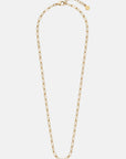 Die goldene „Princess Goes Hollywood“-Gliederkette aus Edelstahl besticht durch längliche, rechteckige Glieder, einen verstellbaren Verschluss und ein kleines rundes Anhängerchen am Verlängerungsstück – ein elegantes Stück minimalistischer Schmuck vor einem schlichten weißen Hintergrund.