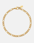 Ein goldfarbenes Edelstahl-Armband von Princess Goes Hollywood mit länglichen, eng aneinanderliegenden ovalen und rechteckigen Gliedern und einem Karabinerverschluss. Auf einem kleinen goldenen Anhänger in der Nähe des Verschlusses ist „S. Steel“ eingraviert. Abgebildet auf einem schlichten weißen Hintergrund.