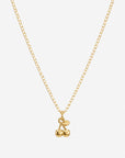 Eine schlichte Goldkette von Princess Goes Hollywood ist mit einem glänzenden „Kirsche“-Anhänger mit zwei Kirschen und einem Blatt verziert. So entsteht ein elegantes Schmuckstück aus Edelstahl, das vor einem schlichten weißen Hintergrund zu einem trendigen Accessoire wird.