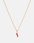 Eine zarte Goldkette von Princess Goes Hollywood ist mit einem glatten Anhänger in Form einer roten Chilischote verziert. Dieses minimalistische Edelstahl-Schmuckstück ist ein trendiges Accessoire, das jedem Outfit das gewisse Etwas verleiht.