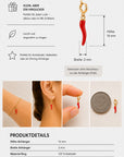 Der „Chili Charm“-Anhänger von Princess Goes Hollywood ist ein zierlicher Anhänger in Form einer roten Chilischote mit einem goldenen Verschluss und misst 16 mm in der Höhe und 3 mm in der Breite. Dieses trendige Accessoire aus hochwertigem Edelstahl ist auf dem Foto neben einer Münze als Größenvergleich abgebildet, als Ohrring gestylt und an einer Halskette präsentiert – damit ist es das perfekte Schmuckstück, um Ihrem Look eine stilvolle Note zu verleihen.