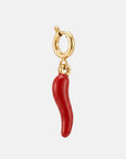 Ein goldener Creolen-Anhänger von Princess Goes Hollywood mit einem glänzenden roten Chili-Anhänger. Der schlichte weiße Hintergrund bringt die leuchtende Farbe und die glatte Oberfläche dieses stilvollen Schmuckstücks aus Edelstahl besonders gut zur Geltung.