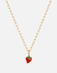 Eine Goldkette mit länglichen Gliedern von Princess Goes Hollywood ist mit einem kleinen Anhänger in Form einer roten Beere und grünen Blättern verziert, der vor einem weißen Hintergrund präsentiert wird – ideal für Fans von Edelstahlschmuck.