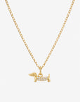 Die Goldkette „A Princess Goes Hollywood“ ist mit einem kleinen Dackel-Anhänger verziert, dessen Körper sowie Kopf, Schwanz und Beine aus poliertem Gold bestehen und mit funkelnden klaren Steinen besetzt sind – perfekt für Hundeliebhaber. Abgebildet auf einem schlichten weißen Hintergrund.