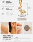 Ein kleiner goldener Vogel-Ohrring von „Princess Goes Hollywood“, verziert mit funkelnden Zirkonia-Steinen, wird neben einer 1-Euro-Cent-Münze als Größenvergleich gezeigt und am Ohr präsentiert. In den Abbildungen sind die Höhe und Breite von jeweils 12 mm hervorgehoben, während eine Tabelle mit Produktdetails Informationen zu Material, Größe und Verschluss enthält.