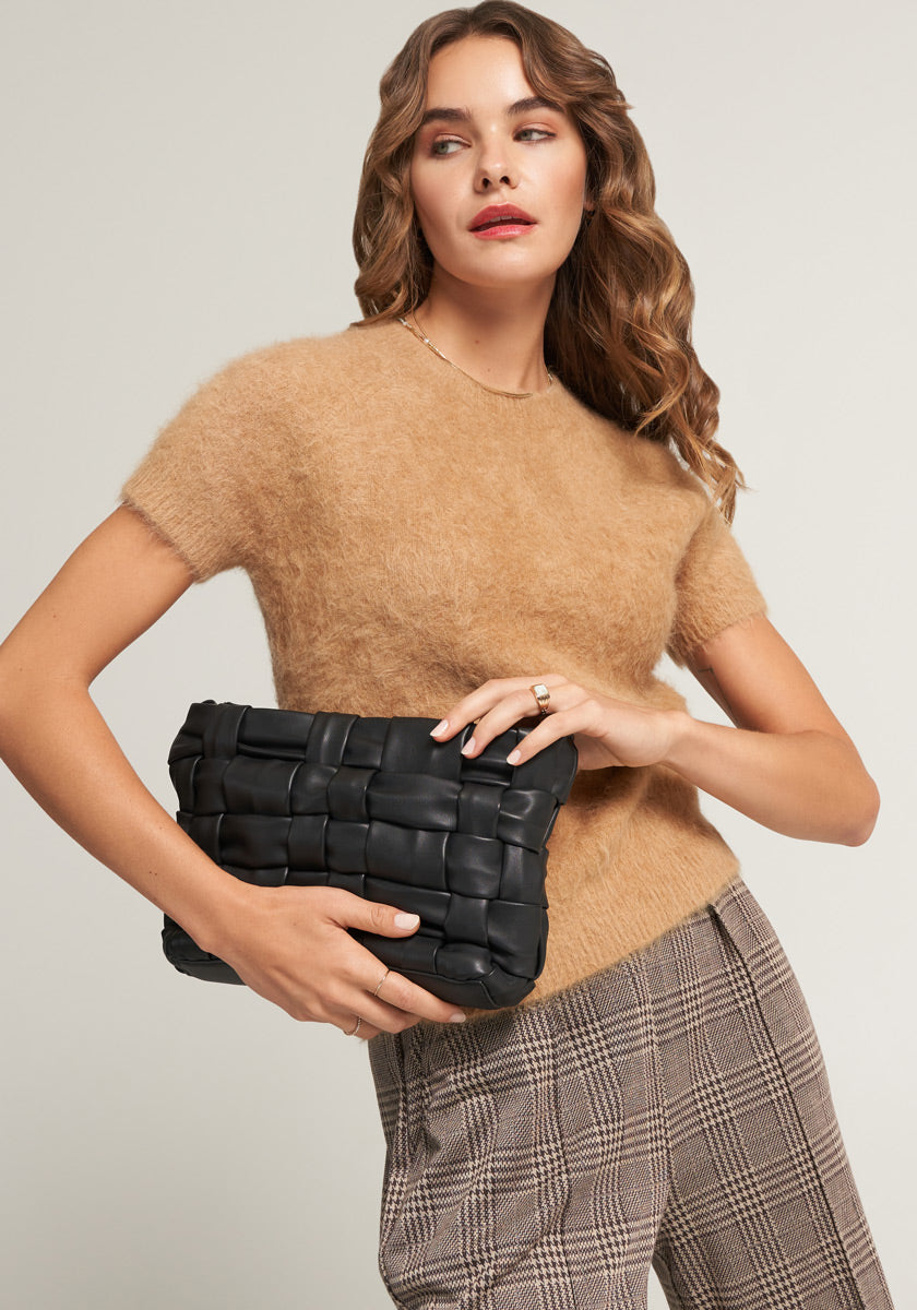 Femme portant le pull tricoté moelleux de Frogbox