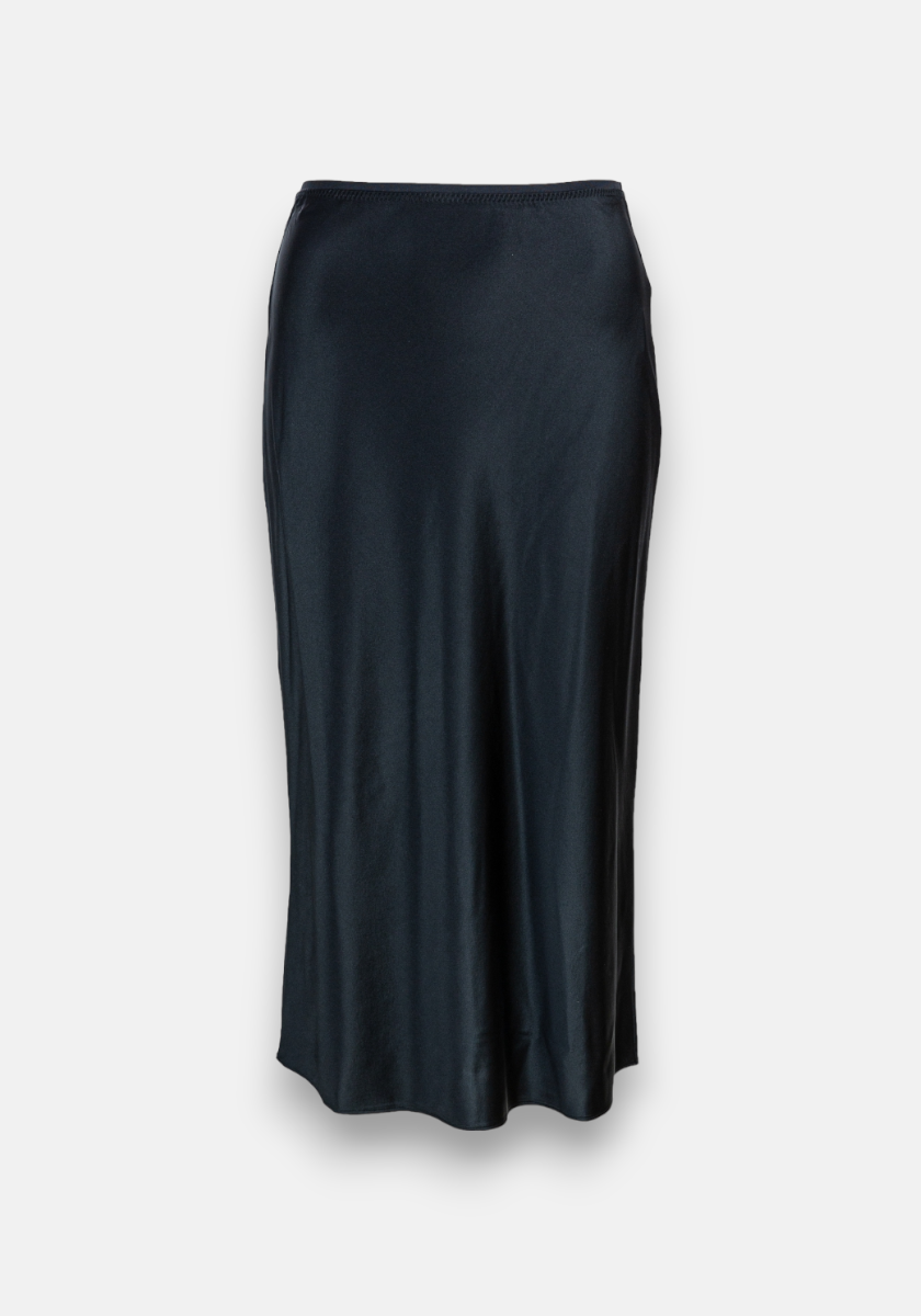 The Schwarzer Seidenrock by Princess Goes Hollywood is a sleek, black satin midi skirt with a smooth texture, elastic waist, high rise, and gently flared hem. It’s shown against a plain light gray background with no visible fastenings.