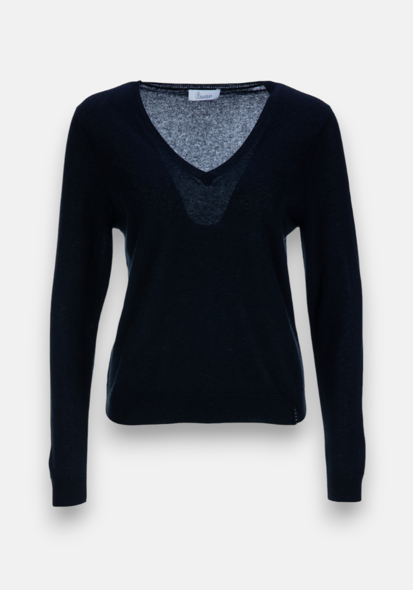 A black Princess Goes Hollywood Kaschmir Pullover with long sleeves and V-Ausschnitt is shown on a light gray background. This lightweight, slightly sheer sweater has ribbed hem and cuffs, plus a small white label at the neckline.