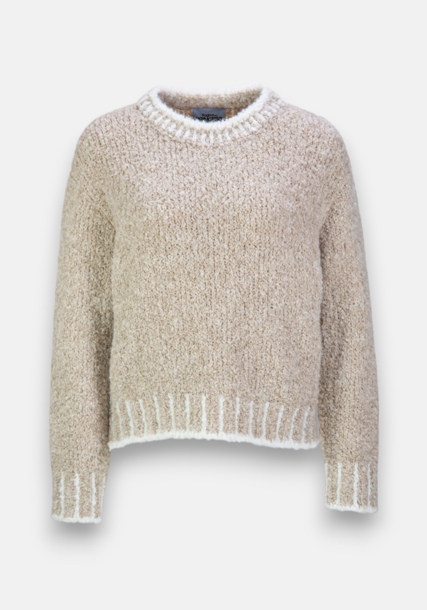 Der Beiger Grobstrickpullover mit Kontrastnähten von Frogbox by Princess aus Alpakawollmischung überzeugt vor weißem Hintergrund mit gemütlichem, flauschigem Look und markanten Nähten an Kragen, Bündchen und Saum.