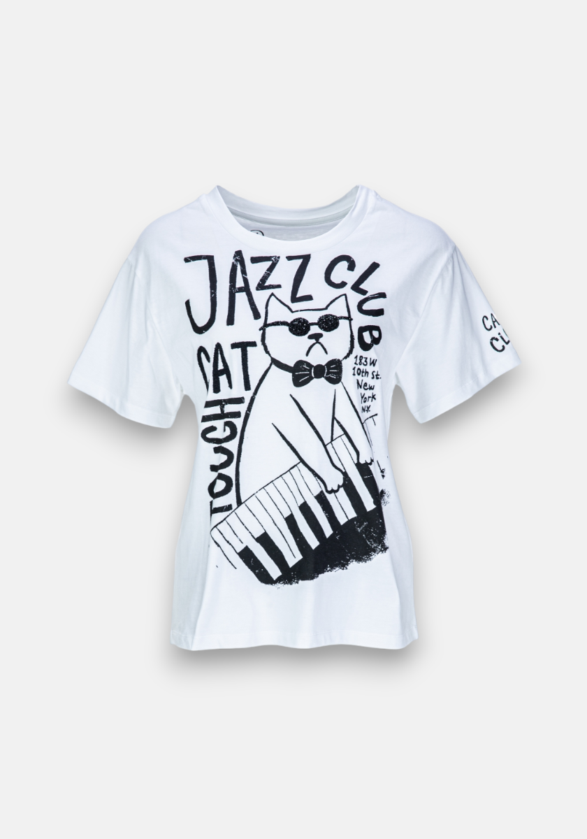 Das T-Shirt Jazz Club Cat von Princess Goes Hollywood zeigt eine schwarze Zeichnung eines katzenhaften Jazzmusikers mit Brille und Fliege an Piano-Tasten, JAZZ CLUB CAT, dekorativen Details und CAT CLUB am linken Ärmel.