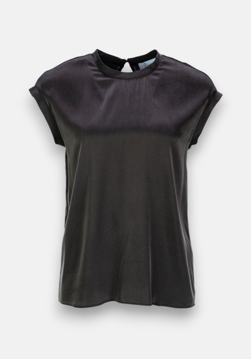A short-sleeved, loose-fit black Seidenbluse from Princess Goes Hollywood with stretch, subtle sheen, round neckline, small back button closure, and smooth minimalist design without visible patterns or embellishments.