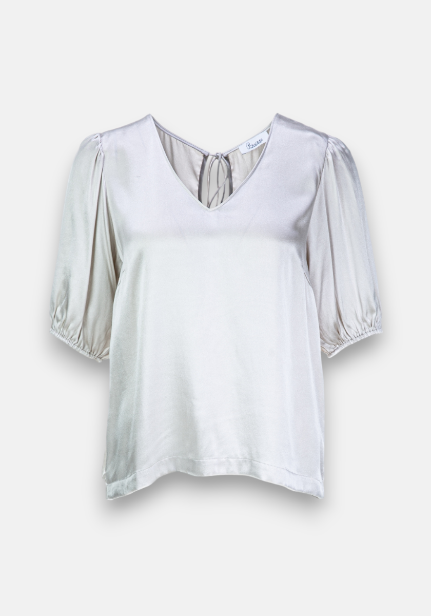A light gray, short-sleeved Seidenbluse by Princess Goes Hollywood with a V-Ausschnitt, subtle sheen, puffed Ballonärmel, loose fit, and keyhole tie at the back. Shown against a plain white background.