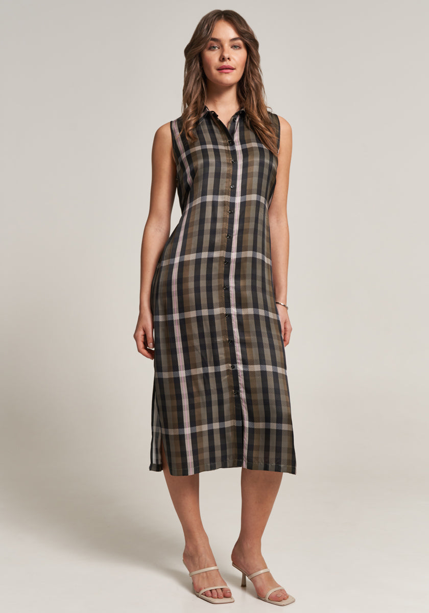 A woman with wavy brown hair wears a sleeveless Princess Goes Hollywood Midikleid in black, olive, and beige check print, featuring a Hemdkragen and button-down front. She completes the look with beige open-toe heeled sandals against a plain background.