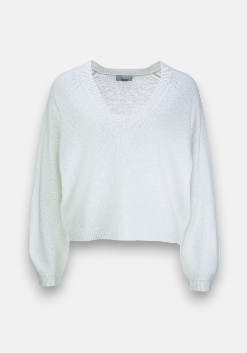 A white Princess Goes Hollywood Strickpullover aus weichem Material mit Wolleanteil, V-Ausschnitt, langen Ärmeln, cropped Relaxed Fit sowie gerippten Bündchen, präsentiert vor hellem Hintergrund.