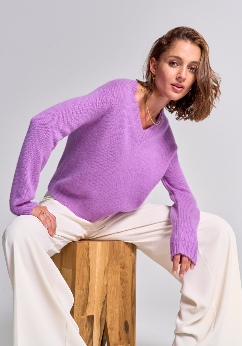 Purple V-neck sweater made of pure cashmere