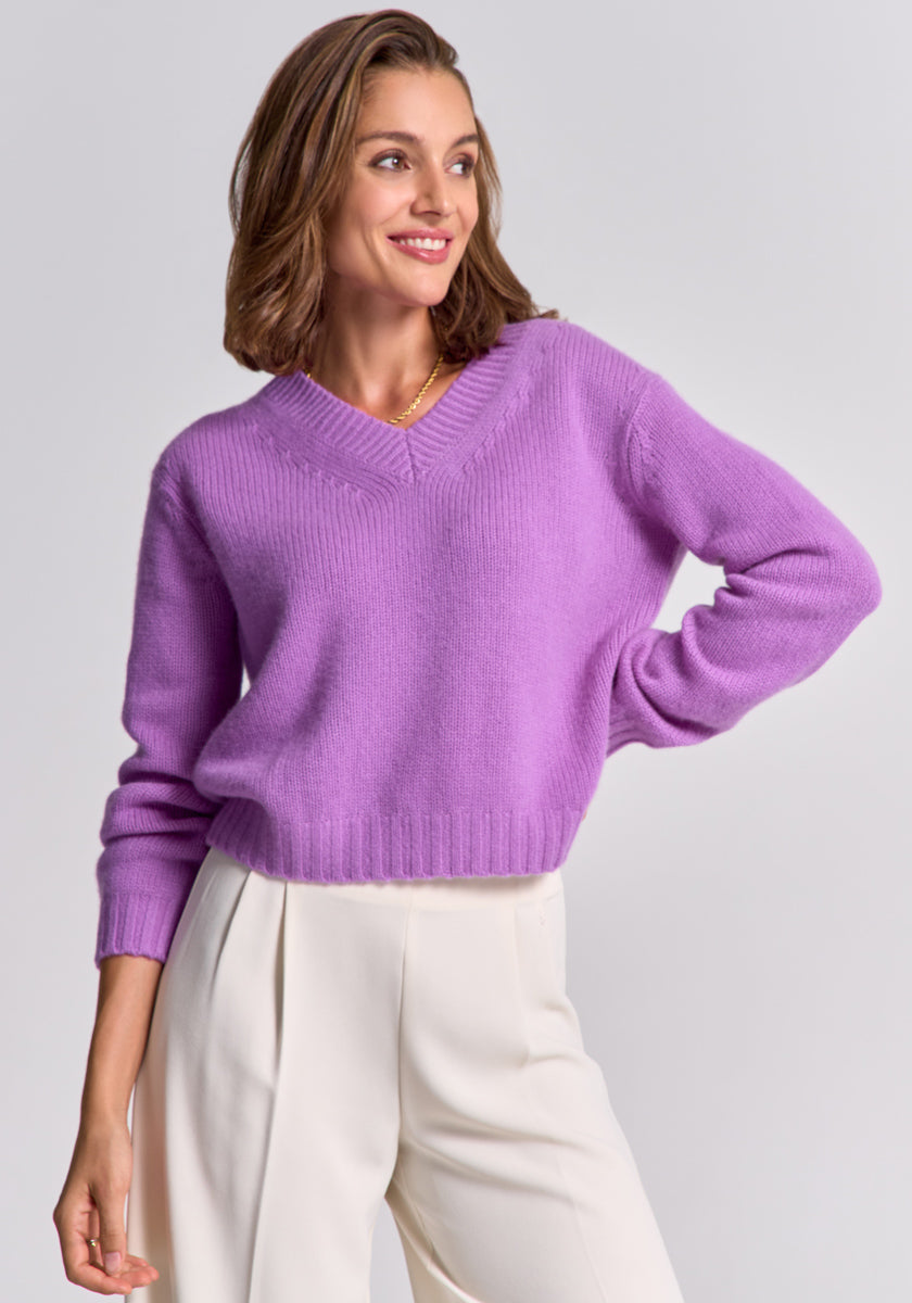 Purple V-neck sweater made of pure cashmere