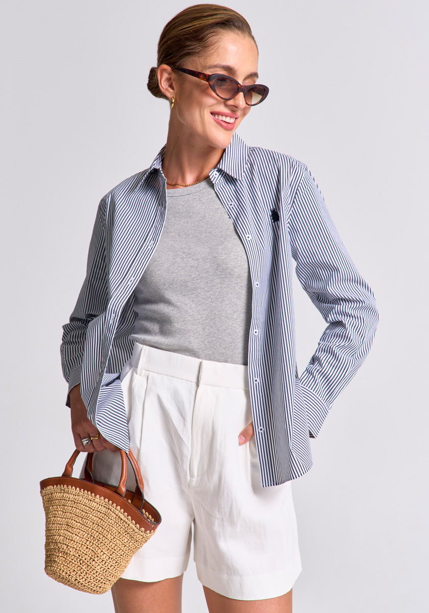 A woman wearing sunglasses and a striped Rundhalsausschnitt Baumwoll-T-Shirt by Princess Goes Hollywood.