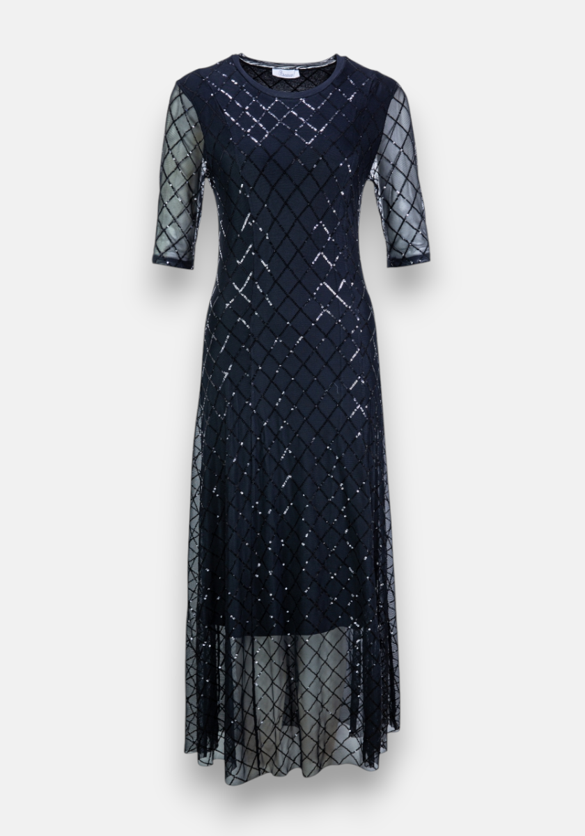Ein schwarzes, halbtransparentes Meshkleid in Midi-Länge von Princess Goes Hollywood mit halblangen Ärmeln, Rundhalsausschnitt und glitzernden Pailletten im Diamantmuster. Der ausgestellte Rock sorgt für elegante Bewegung.