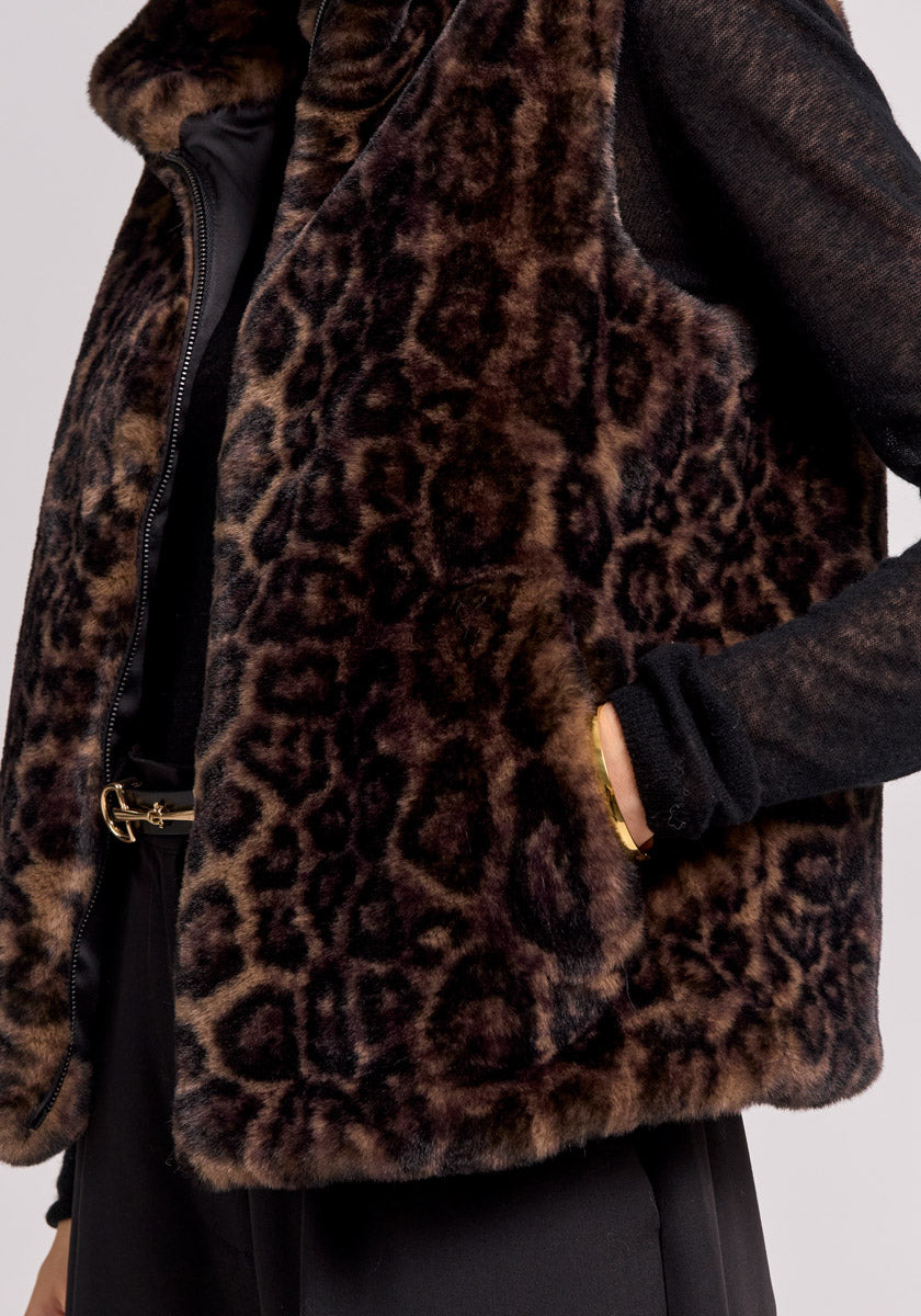 Fluffy vest with leopard print
