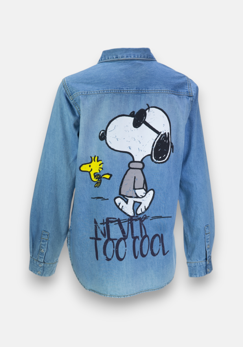 Ein hellblaues Jeanshemd von Princess Goes Hollywood aus Baumwolle mit großer Snoopy-Stickerei, auf der Snoopy in Sonnenbrille entspannt neben Woodstock läuft – darunter der Schriftzug: “Never Too Cool.”.
