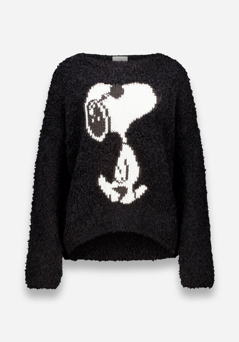 Ein schwarzer Pullover aus einem Wollgemisch von Princess Goes Hollywood mit einem handgestrickten Snoopy-Motiv in Weiß und Schwarz auf der Vorderseite. Das kastenförmige, entspannte Longsleeve hat einen Rundhalsausschnitt und ist auf einem schlichten weißen Hintergrund abgebildet.