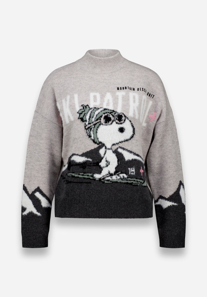 Ein grauer Strickpullover aus Wollmix von Princess Goes Hollywood mit Snoopy-Motiv in Skibrille und Hut, "SKI PATROL" auf der Brust, verschneiten Bergen vorn und an den Ärmeln sowie "MOUNTAIN RESCUE UNIT" über Snoopy.