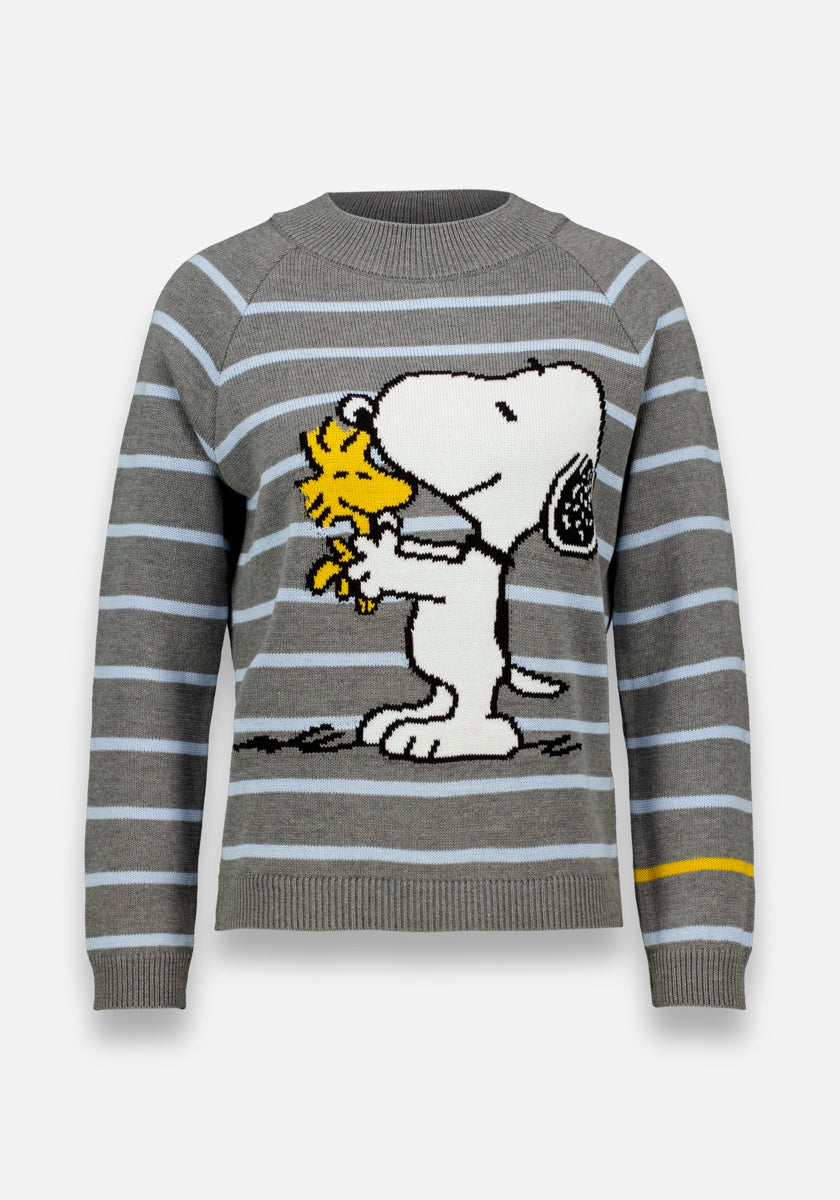 Ein grauer, langärmeliger Princess Goes Hollywood Pullover aus einer Baumwollmischung mit hellblauen und weißen Streifen zeigt Snoopy und Woodstock, die sich auf der Vorderseite umarmen. Ein einzelner gelber Streifen akzentuiert den linken Ärmel in der Nähe der Manschette.