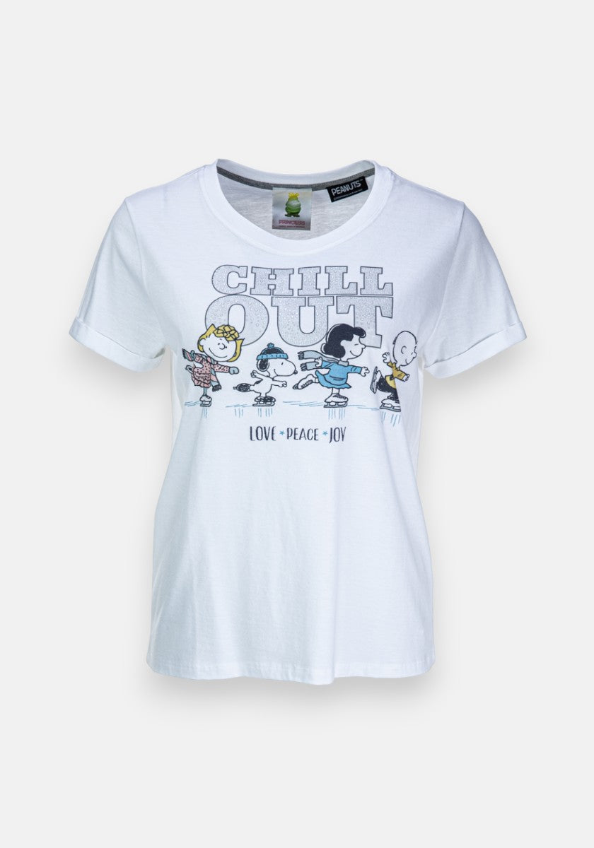 Princess Goes Hollywood weißes kurzärmeliges Baumwoll-T-Shirt mit CHILL OUT Text, tanzenden Peanuts-Figuren, LOVE - PEACE - JOY"-Aufdruck unten, Rundhalsausschnitt, sichtbarem Nackenschild und verspieltem Anhänger.