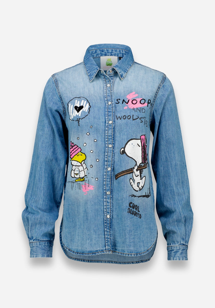 Ein hellblaues Jeanshemd aus Baumwolle von Princess Goes Hollywood mit verspieltem Snoopy-Print, pinken Akzenten, Doodles und Sprüchen wie "SNOOPY AND WOODSTOCK" sowie "COOL BLOODED" auf der weißen Vorderseite.