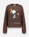 Brauner Strickpullover aus weicher Alpaka-Wolle im Pullover-Stil mit einer bezaubernden Snoopy-Intarsien-Illustration von Snoopy und Woodstock, die beide Mützen tragen. Unterhalb des Motivs ist der Schriftzug „SNOOPY“ in Weiß sowie der Spruch „have a wonderful day“ aufgestickt. Zarte Strassverzierungen sorgen für einen dezenten Glanz, während die langen Ärmel und die lockere Passform diesen gemütlichen Look abrunden, präsentiert auf.