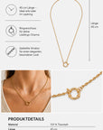 Abgebildet ist eine goldene Gliederkette von Princess Goes Hollywood mit einem runden Ringverschluss, gefertigt aus Titanstahl mit eleganter 18-Karat-Vergoldung für dauerhaften Glanz. Die Gliederkette ist 45 cm lang und eignet sich somit perfekt zum Kombinieren mit anderen Ketten oder zum alleinigen Tragen. Detailaufnahmen heben das Design der gedrehten Kette und des Verschlusses hervor. Auf einem Bild wird die Halskette von einem Model getragen, wobei sie anmutig auf Höhe des Schlüsselbeins sitzt.