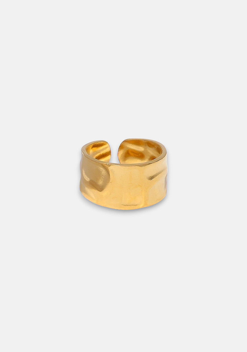 Ein breiter, goldfarbener Offener Ring von Princess Goes Hollywood aus 304er Edelstahl mit 18K Vergoldung und gehämmerter Struktur liegt auf weißem Hintergrund. Der edel glänzende Ring ist dank des sichtbaren Bands individuell verstellbar.