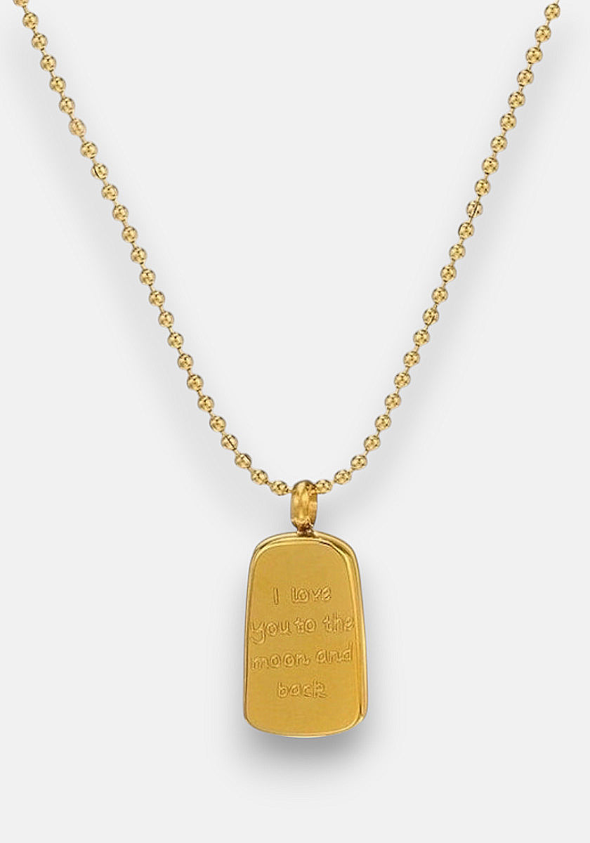 The Princess Goes Hollywood gold Retro-Stil Halskette features a beaded chain and a rectangular Edelstahl 304 pendant engraved with „I love you to the moon and back“. A polished finish adds elegance to this timeless piece.