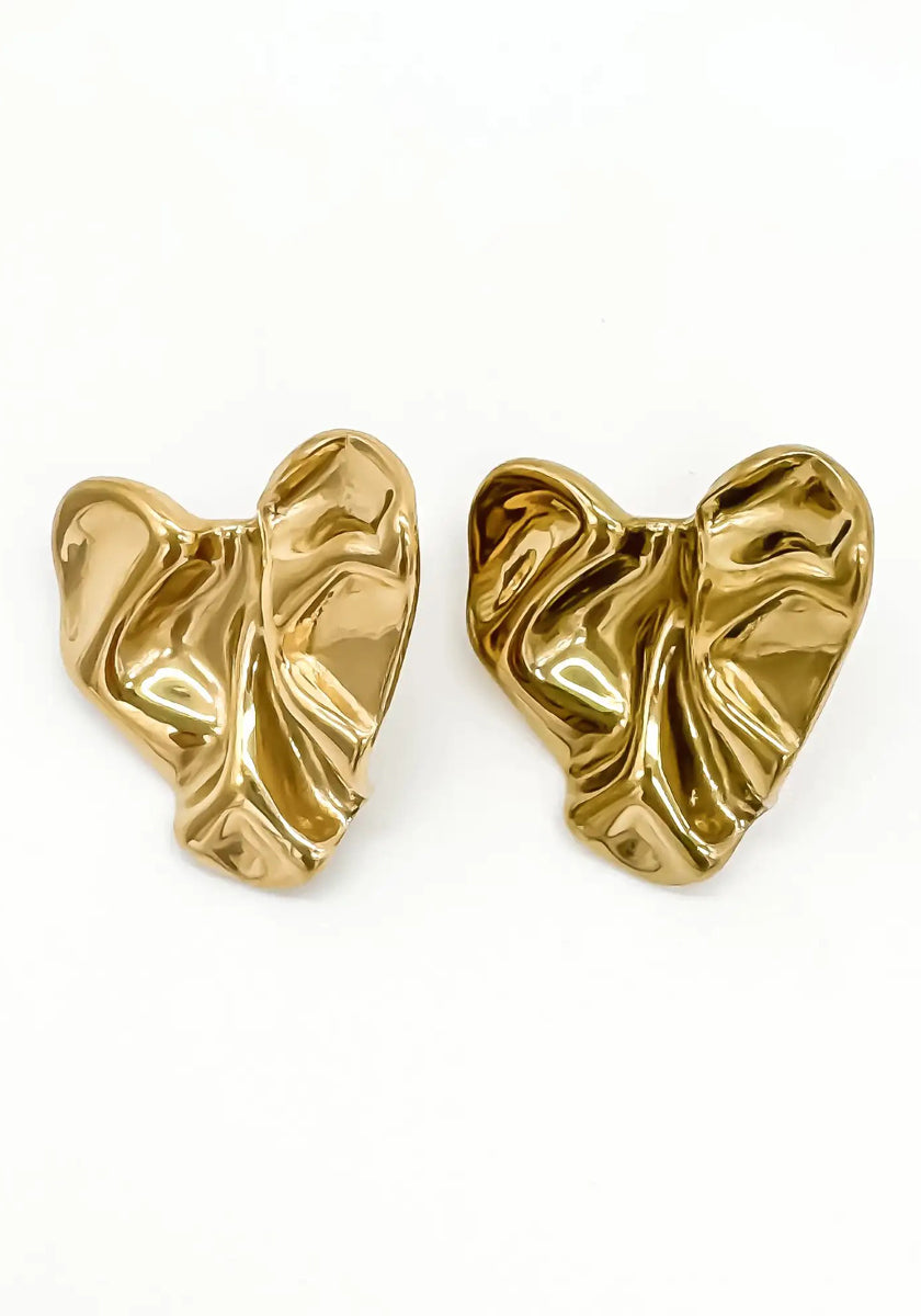 Two gold-toned Edelstahl Ohrstecker by Princess Goes Hollywood, shaped like abstract crumpled hearts with a glänzende Oberfläche. Their organische Form and textured design create a sculptural, artistic look against a white background.