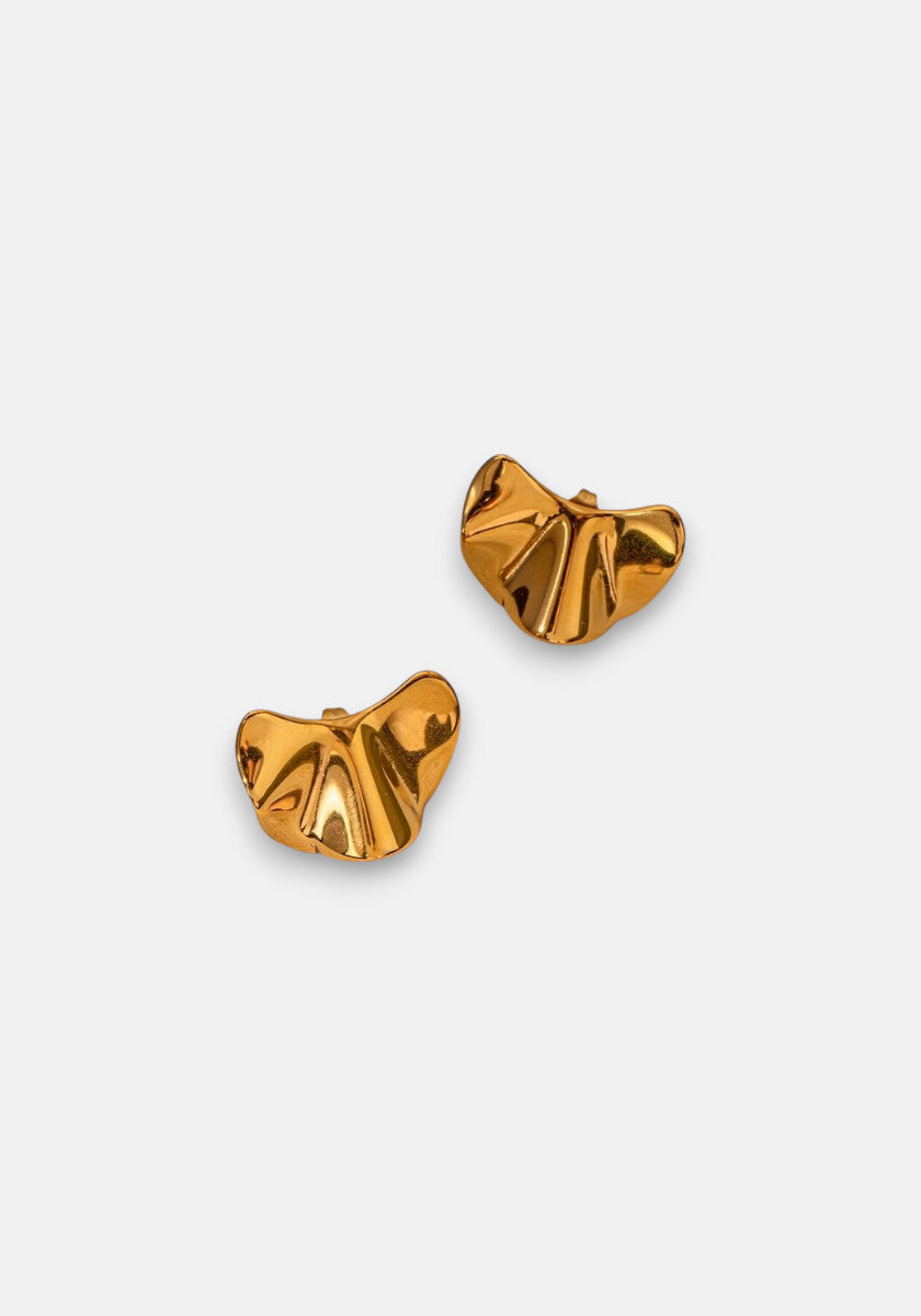 A pair of small, shiny Princess Goes Hollywood goldfarben Edelstahl Ohrstecker with an abstract crumpled design and wavy, irregular shapes that reflect light, creating highlights and shadows on a plain white background.