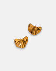 A pair of small, shiny Princess Goes Hollywood goldfarben Edelstahl Ohrstecker with an abstract crumpled design and wavy, irregular shapes that reflect light, creating highlights and shadows on a plain white background.