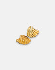 Pair of gold-toned Ohrstecker by Princess Goes Hollywood, shaped like abstract seashells with a wavy, textured surface. Crafted from Edelstahl with 18K Goldbeschichtung, their polished finish and sculptural design stand out.