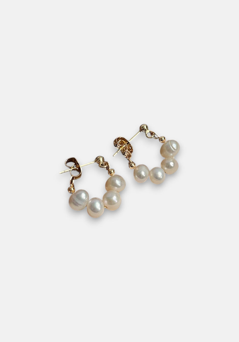 Princess Goes Hollywood gold stud Creolen earrings with a curved row of three glossy round Süsswasserperlen on each, forming partial hoops. The pearls are set on gold frames and displayed against a plain white background.