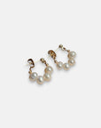 Princess Goes Hollywood gold stud Creolen earrings with a curved row of three glossy round Süsswasserperlen on each, forming partial hoops. The pearls are set on gold frames and displayed against a plain white background.