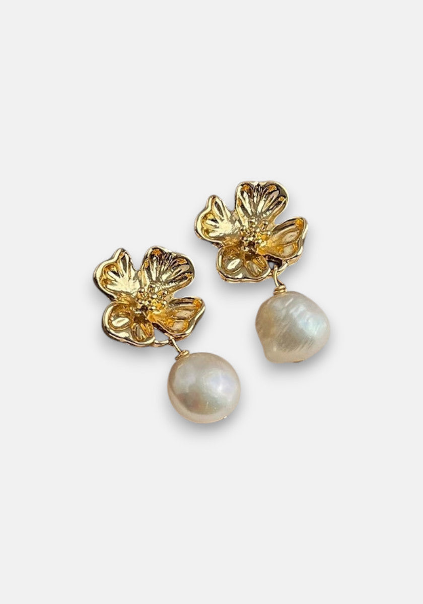 Princess Goes Hollywood Ohrstecker: Goldfarbene Metallblumen mit detailreichen Blütenblättern, jede verziert mit einer runden Süsswasserperle als Anhänger. Die eleganten Ohrringe werden vor weißem Hintergrund präsentiert.
