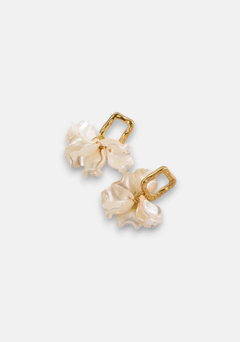 A pair of Princess Goes Hollywood earrings with gold rectangular Edelstahl hoops and dangling ruffled white iridescent Kunstperlen flower charms, shown on a plain light gray background.